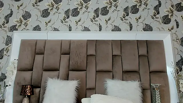 Snapshot of LizaMintelli chatting on November 2025 12:52:01 PM LizaMintelli online show from November 2025 12:52:01 PM