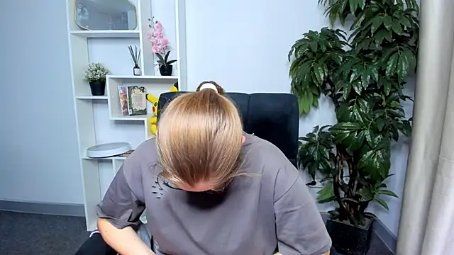 DanielleCox online show from October 2025 07:40:01 AM