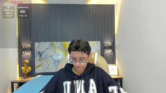 Snapshot of SantiagoRusso18 chatting on October 2025 12:02:02 PM SantiagoRusso18 online show from October 2025 12:02:02 PM