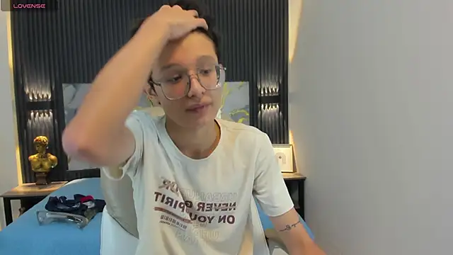 Snapshot of SantiagoRusso18 chatting on October 2025 12:17:02 PM SantiagoRusso18 online show from October 2025 12:17:02 PM