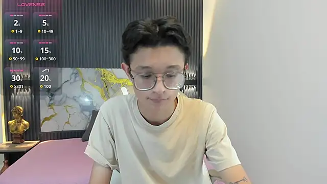 Snapshot of SantiagoRusso18 chatting on November 2025 07:03:01 PM SantiagoRusso18 online show from November 2025 07:03:01 PM