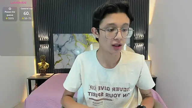 Snapshot of SantiagoRusso18 chatting on November 2025 01:11:02 PM SantiagoRusso18 online show from November 2025 01:11:02 PM