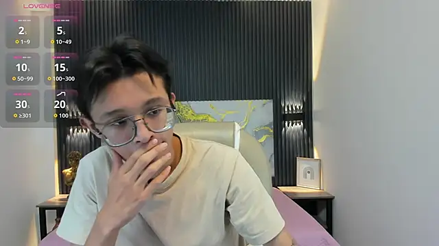 Snapshot of SantiagoRusso18 chatting on November 2025 12:15:02 PM SantiagoRusso18 online show from November 2025 12:15:02 PM