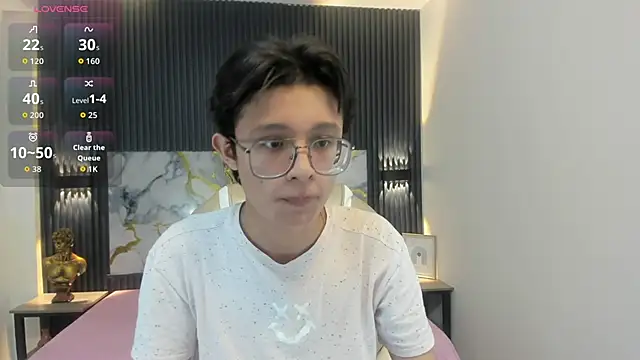 Snapshot of SantiagoRusso18 chatting on November 2025 01:33:01 AM SantiagoRusso18 online show from November 2025 01:33:01 AM