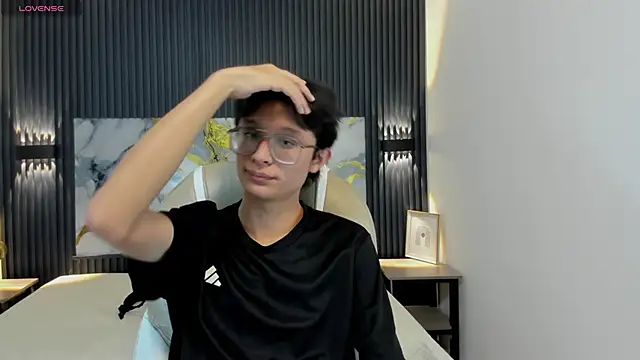 Snapshot of SantiagoRusso18 chatting on November 2025 02:34:02 AM SantiagoRusso18 online show from November 2025 02:34:02 AM