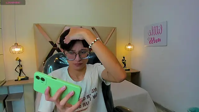 Snapshot of SantiagoRusso18 chatting on November 2025 09:08:01 PM SantiagoRusso18 online show from November 2025 09:08:01 PM