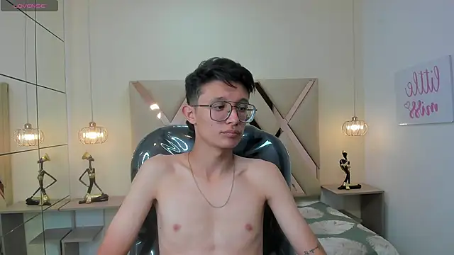 Snapshot of SantiagoRusso18 chatting on December 2025 08:04:02 PM SantiagoRusso18 online show from December 2025 08:04:02 PM