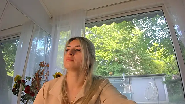 Snapshot of Ella_Vee chatting on May 2026 04:40:01 AM Ella Vee online show from May 2026 04:40:01 AM