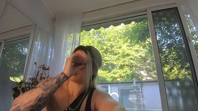Snapshot of Ella_Vee chatting on May 2026 05:12:01 AM Ella Vee online show from May 2026 05:12:01 AM