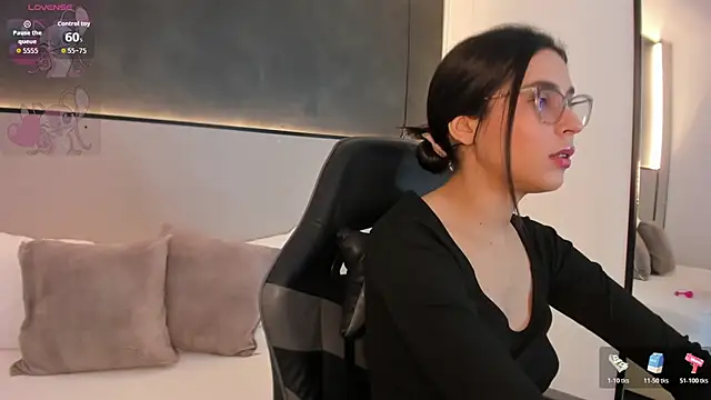 Snapshot of desireee_ chatting on December 2025 07:10:02 PM desireee online show from December 2025 07:10:02 PM