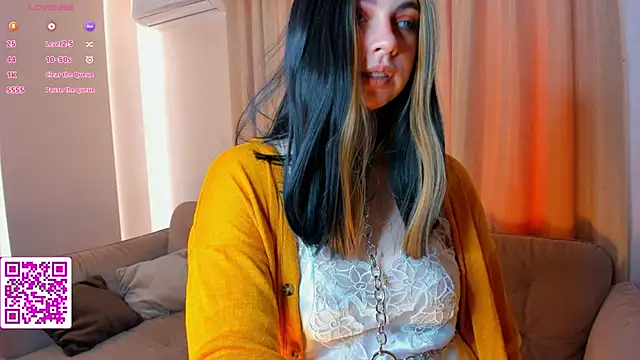 Snapshot of EvaBlimey chatting on September 2025 04:45:02 AM EvaBlimey online show from September 2025 04:45:02 AM