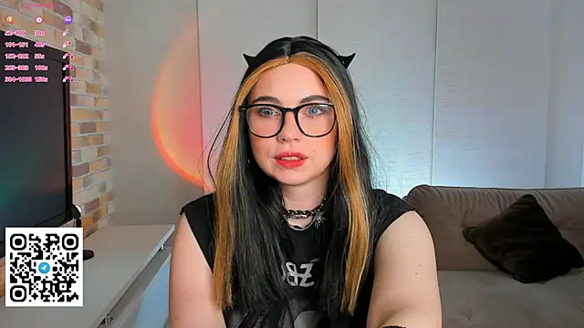 Snapshot of EvaBlimey chatting on September 2025 04:49:02 AM EvaBlimey online show from September 2025 04:49:02 AM