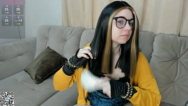 Snapshot of EvaBlimey chatting on October 2025 04:46:01 AM EvaBlimey online show from October 2025 04:46:01 AM