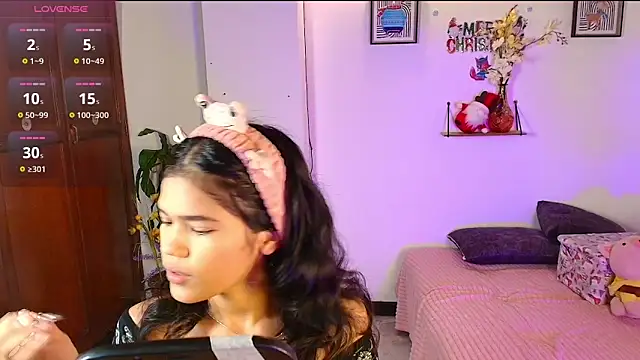 Snapshot of emycarver09 chatting on November 2025 11:43:02 AM emycarver09 online show from November 2025 11:43:02 AM