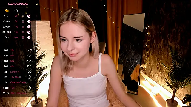 Snapshot of LillianShine chatting on November 2025 12:17:01 PM LillianShine online show from November 2025 12:17:01 PM