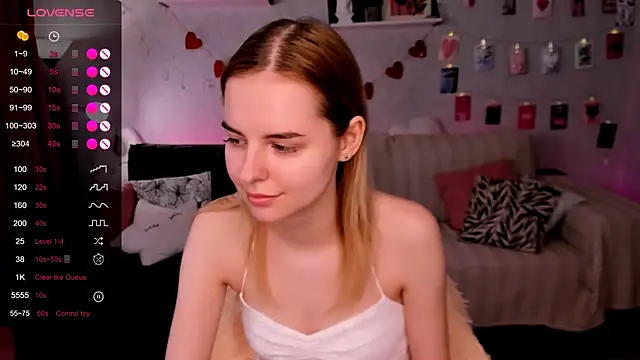 Snapshot of LillianShine chatting on May 2026 07:17:01 AM LillianShine online show from May 2026 07:17:01 AM