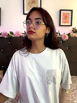 Snapshot of Im_Lyan chatting on November 2025 03:11:01 PM Im Lyan online show from November 2025 03:11:01 PM