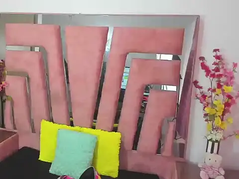 Snapshot of MaraKarly chatting on November 2025 02:04:01 PM MaraKarly online show from November 2025 02:04:01 PM