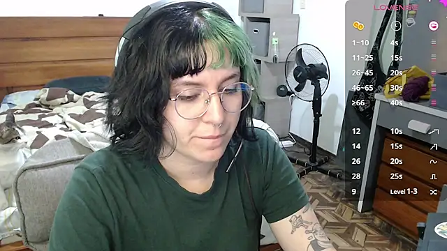 Snapshot of Froggyinthebox chatting on July 2026 01:02:02 AM Froggyinthebox online show from July 2026 01:02:02 AM
