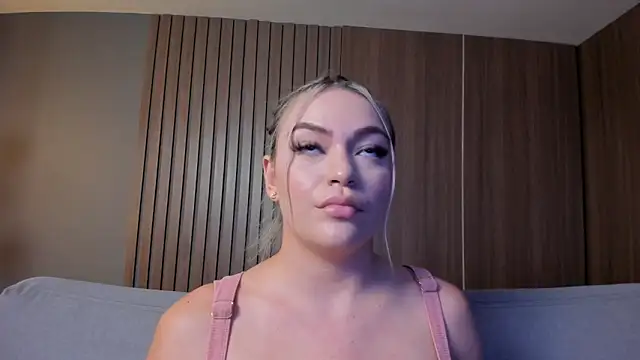 Snapshot of milaowens chatting on February 2025 02:57:01 PM milaowens online show from February 2025 02:57:01 PM