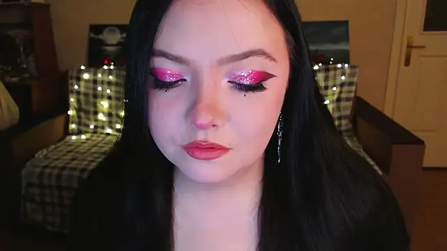 Snapshot of EmillyBones chatting on December 2025 05:33:02 PM EmillyBones online show from December 2025 05:33:02 PM