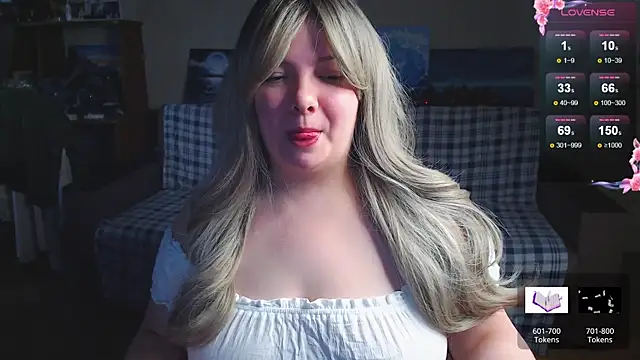 Snapshot of EmillyBones chatting on December 2025 11:15:02 AM EmillyBones online show from December 2025 11:15:02 AM