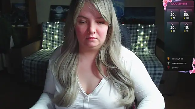 Snapshot of EmillyBones chatting on December 2025 11:20:01 PM EmillyBones online show from December 2025 11:20:01 PM