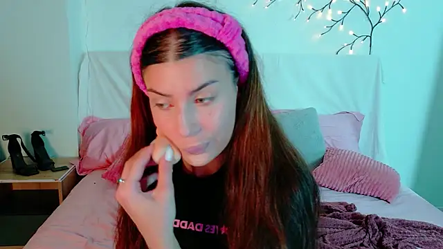 Bella Davis love online show from December 2025 01:04:02 AM