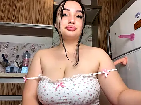 Snapshot of curvybombb chatting on October 2025 08:34:02 AM curvybombb online show from October 2025 08:34:02 AM