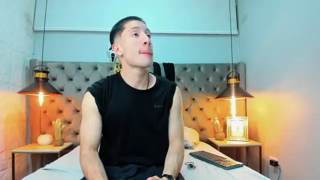 HunterHeat  online show from October 2025 12:02:02 PM