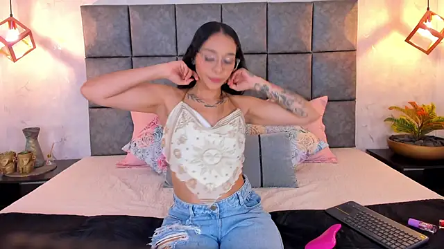 Snapshot of Roseaurora chatting on June 2026 10:49:01 AM Roseaurora online show from June 2026 10:49:01 AM