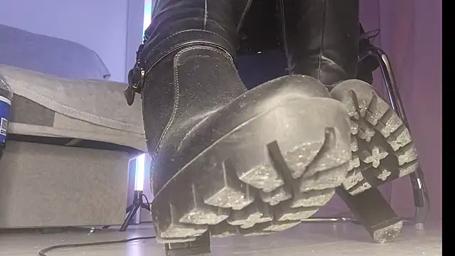 Snapshot of CruelSiren chatting on October 2025 10:04:02 PM CruelSiren online show from October 2025 10:04:02 PM