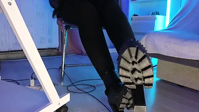 Snapshot of CruelSiren chatting on October 2025 08:21:02 PM CruelSiren online show from October 2025 08:21:02 PM