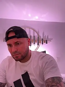 Snapshot of joshmahe chatting on October 2025 04:43:02 AM joshmahe online show from October 2025 04:43:02 AM