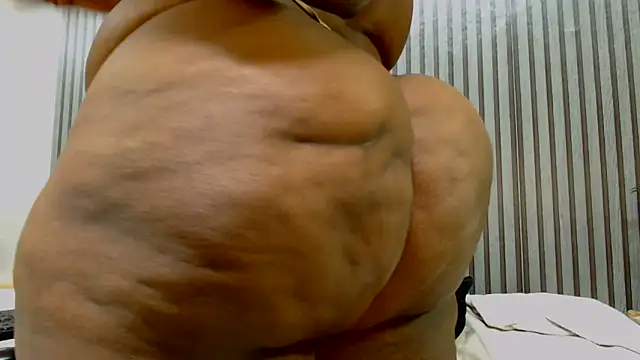 Snapshot of ROYALASS25 chatting on June 2026 01:17:02 AM ROYALASS25 online show from June 2026 01:17:02 AM