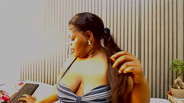 Snapshot of ROYALASS25 chatting on June 2026 12:07:01 PM ROYALASS25 online show from June 2026 12:07:01 PM