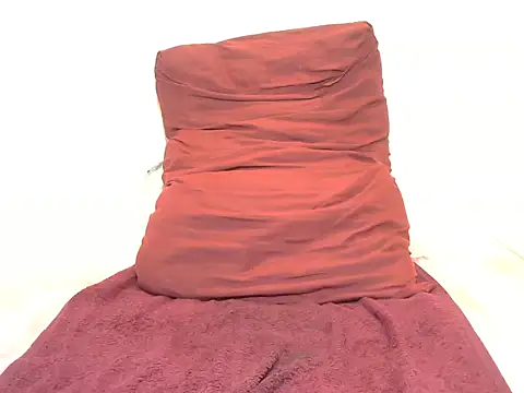 Snapshot of BeautyQueenX22 chatting on November 2025 08:33:02 PM BeautyQueenX22 online show from November 2025 08:33:02 PM