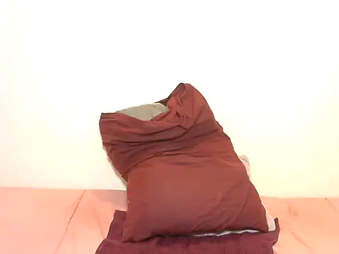 Snapshot of BeautyQueenX22 chatting on December 2025 09:18:01 AM BeautyQueenX22 online show from December 2025 09:18:01 AM