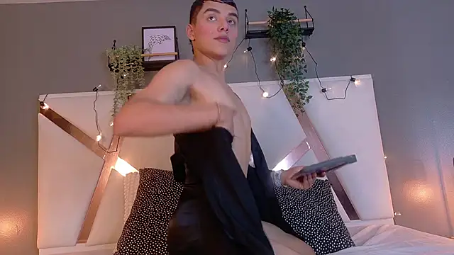 AAronBaker  online show from October 2025 07:33:01 PM