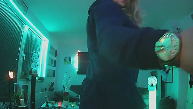 hellgirl1980 online show from October 2025 08:08:02 PM