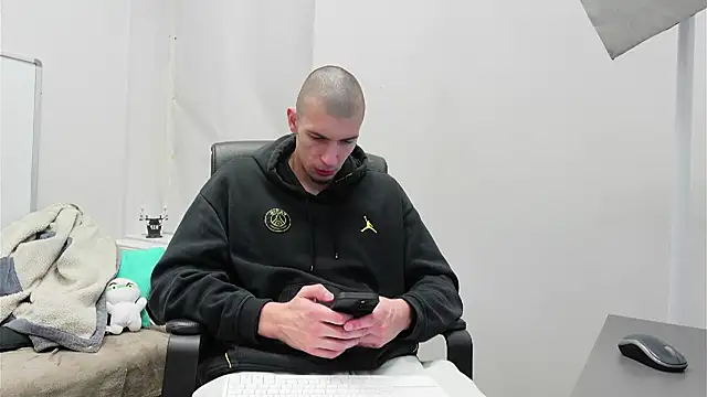 Snapshot of Ryan_Dozer chatting on November 2025 06:59:02 AM Ryan Dozer online show from November 2025 06:59:02 AM