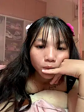 Emlyly-18 online show from October 2025 12:52:01 AM