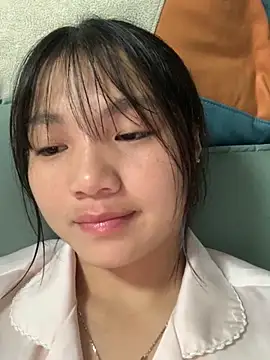 Emlyly-18 online show from October 2025 04:05:02 PM