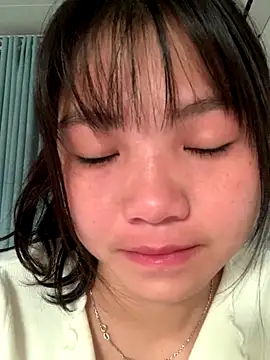 Emlyly-18 online show from November 2025 01:26:02 AM