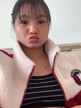 Emlyly-18 online show from December 2025 06:00:01 AM