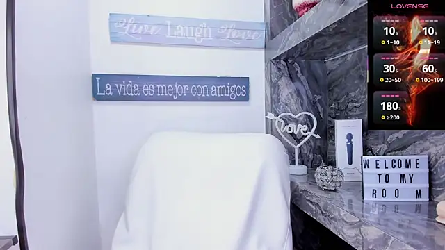 foxy zoe online show from December 2025 06:06:01 PM