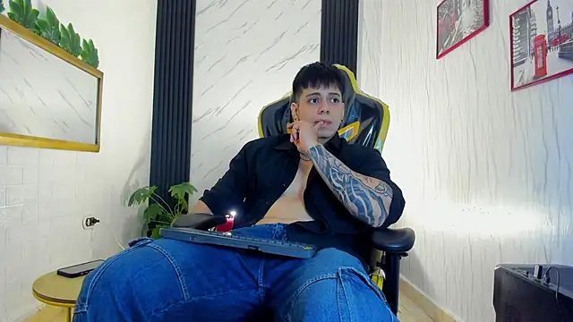 Snapshot of xKevyn chatting on October 2025 12:23:01 PM xKevyn online show from October 2025 12:23:01 PM