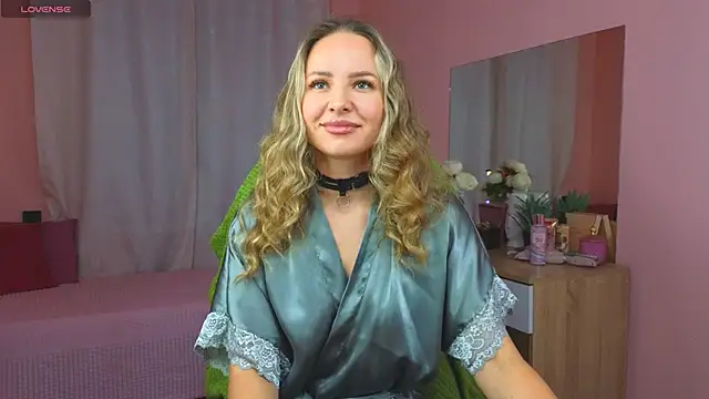 Snapshot of Hloya_Mei chatting on September 2025 11:37:02 PM Hloya Mei online show from September 2025 11:37:02 PM