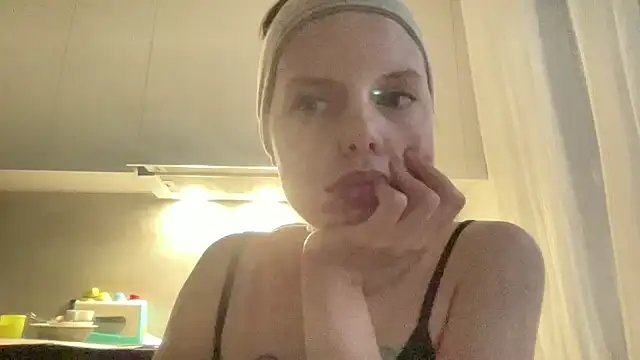 Snapshot of Rayonaa chatting on July 2026 07:42:01 PM Rayonaa online show from July 2026 07:42:01 PM