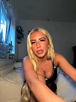 Snapshot of BlondeBetty chatting on September 2025 04:56:01 PM BlondeBetty online show from September 2025 04:56:01 PM